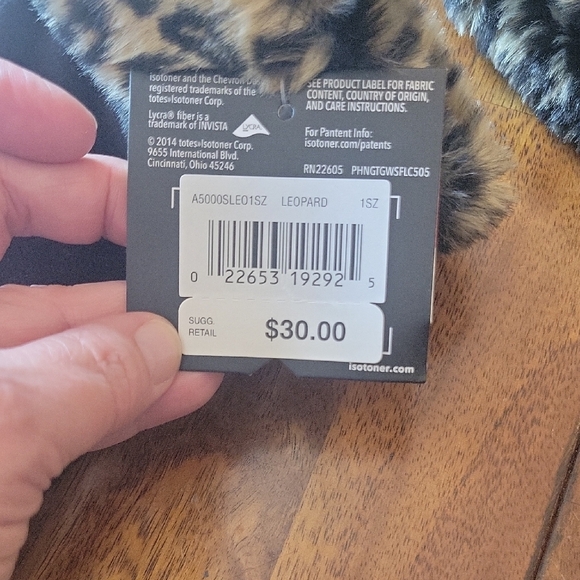 Isotoner Women's Black Stretch Fleece Hat and Gloves - Picture 4 of 6